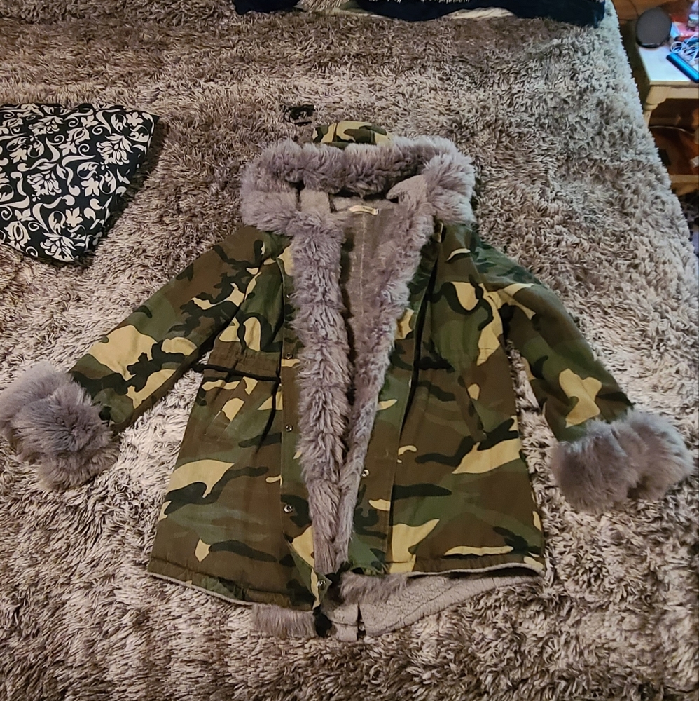 Roiii Fashion Winter Camo Hooded Coat w Faux Fur
